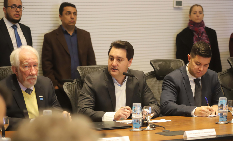 REUNIÃO DO SECRETARIADO O governador Carlos Massa Ratinho Junior, o diretor-geral do Departamento de Trânsito do Paraná (Detran-PR), César Kogut, e o cônsul do Paraguai em Curitiba, Carlos José Fleitas Rodriguez, assinaram nesta terça-feira (3), durante reunião do secretariado, a autorização para validação das habilitações de paraguaios que residem e trabalham no Paraná