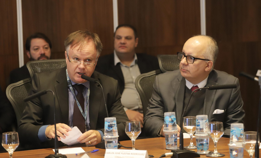 REUNIÃO DO SECRETARIADO O governador Carlos Massa Ratinho Junior, o diretor-geral do Departamento de Trânsito do Paraná (Detran-PR), César Kogut, e o cônsul do Paraguai em Curitiba, Carlos José Fleitas Rodriguez, assinaram nesta terça-feira (3), durante reunião do secretariado, a autorização para validação das habilitações de paraguaios que residem e trabalham no Paraná