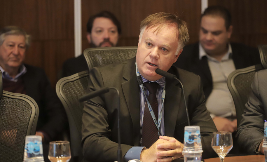 REUNIÃO DO SECRETARIADO O governador Carlos Massa Ratinho Junior, o diretor-geral do Departamento de Trânsito do Paraná (Detran-PR), César Kogut, e o cônsul do Paraguai em Curitiba, Carlos José Fleitas Rodriguez, assinaram nesta terça-feira (3), durante reunião do secretariado, a autorização para validação das habilitações de paraguaios que residem e trabalham no Paraná