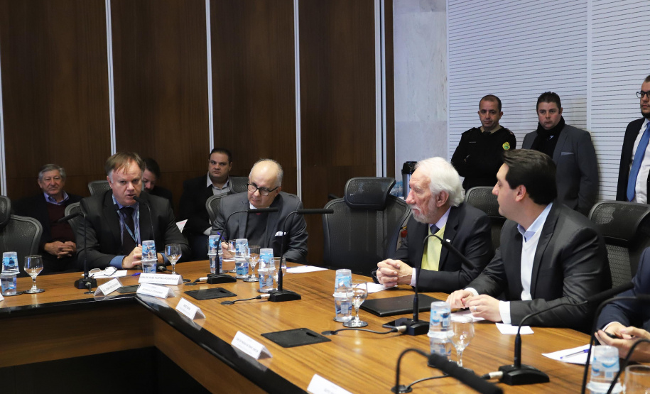 REUNIÃO DO SECRETARIADO O governador Carlos Massa Ratinho Junior, o diretor-geral do Departamento de Trânsito do Paraná (Detran-PR), César Kogut, e o cônsul do Paraguai em Curitiba, Carlos José Fleitas Rodriguez, assinaram nesta terça-feira (3), durante reunião do secretariado, a autorização para validação das habilitações de paraguaios que residem e trabalham no Paraná