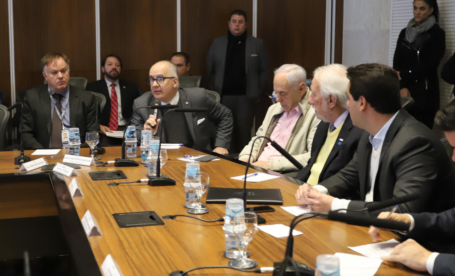 REUNIÃO DO SECRETARIADO O governador Carlos Massa Ratinho Junior, o diretor-geral do Departamento de Trânsito do Paraná (Detran-PR), César Kogut, e o cônsul do Paraguai em Curitiba, Carlos José Fleitas Rodriguez, assinaram nesta terça-feira (3), durante reunião do secretariado, a autorização para validação das habilitações de paraguaios que residem e trabalham no Paraná