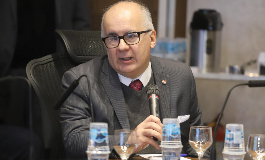 REUNIÃO DO SECRETARIADO O governador Carlos Massa Ratinho Junior, o diretor-geral do Departamento de Trânsito do Paraná (Detran-PR), César Kogut, e o cônsul do Paraguai em Curitiba, Carlos José Fleitas Rodriguez, assinaram nesta terça-feira (3), durante reunião do secretariado, a autorização para validação das habilitações de paraguaios que residem e trabalham no Paraná