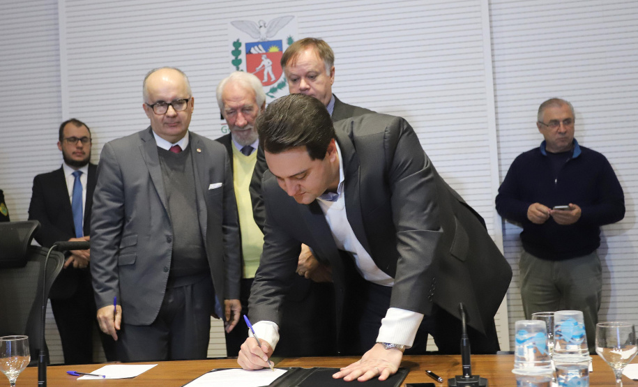 REUNIÃO DO SECRETARIADO O governador Carlos Massa Ratinho Junior, o diretor-geral do Departamento de Trânsito do Paraná (Detran-PR), César Kogut, e o cônsul do Paraguai em Curitiba, Carlos José Fleitas Rodriguez, assinaram nesta terça-feira (3), durante reunião do secretariado, a autorização para validação das habilitações de paraguaios que residem e trabalham no Paraná