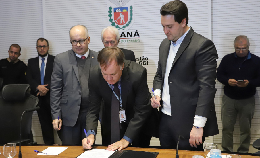 REUNIÃO DO SECRETARIADO O governador Carlos Massa Ratinho Junior, o diretor-geral do Departamento de Trânsito do Paraná (Detran-PR), César Kogut, e o cônsul do Paraguai em Curitiba, Carlos José Fleitas Rodriguez, assinaram nesta terça-feira (3), durante reunião do secretariado, a autorização para validação das habilitações de paraguaios que residem e trabalham no Paraná