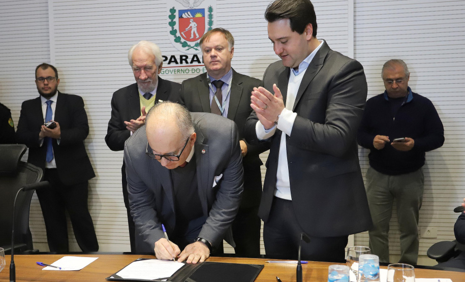 REUNIÃO DO SECRETARIADO O governador Carlos Massa Ratinho Junior, o diretor-geral do Departamento de Trânsito do Paraná (Detran-PR), César Kogut, e o cônsul do Paraguai em Curitiba, Carlos José Fleitas Rodriguez, assinaram nesta terça-feira (3), durante reunião do secretariado, a autorização para validação das habilitações de paraguaios que residem e trabalham no Paraná