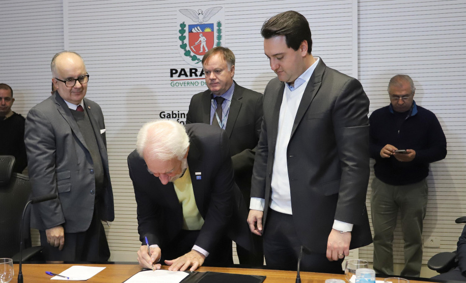 REUNIÃO DO SECRETARIADO O governador Carlos Massa Ratinho Junior, o diretor-geral do Departamento de Trânsito do Paraná (Detran-PR), César Kogut, e o cônsul do Paraguai em Curitiba, Carlos José Fleitas Rodriguez, assinaram nesta terça-feira (3), durante reunião do secretariado, a autorização para validação das habilitações de paraguaios que residem e trabalham no Paraná