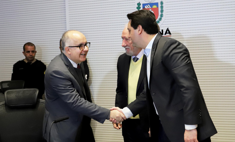 REUNIÃO DO SECRETARIADO O governador Carlos Massa Ratinho Junior, o diretor-geral do Departamento de Trânsito do Paraná (Detran-PR), César Kogut, e o cônsul do Paraguai em Curitiba, Carlos José Fleitas Rodriguez, assinaram nesta terça-feira (3), durante reunião do secretariado, a autorização para validação das habilitações de paraguaios que residem e trabalham no Paraná