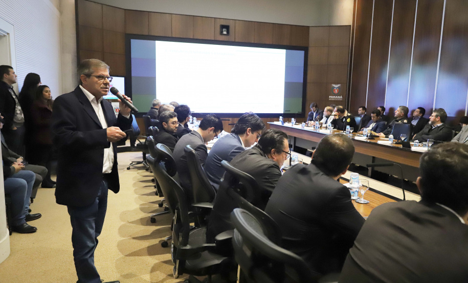 O governador Carlos Massa Ratinho Junior reunido com seu secretariado. N/F: presidente da Cohapar Jorge Calado, apresenta o projeto Viver Mais Parana.Curitiba, 03-09-19.Foto: Arnaldo Alves / ANPr.
