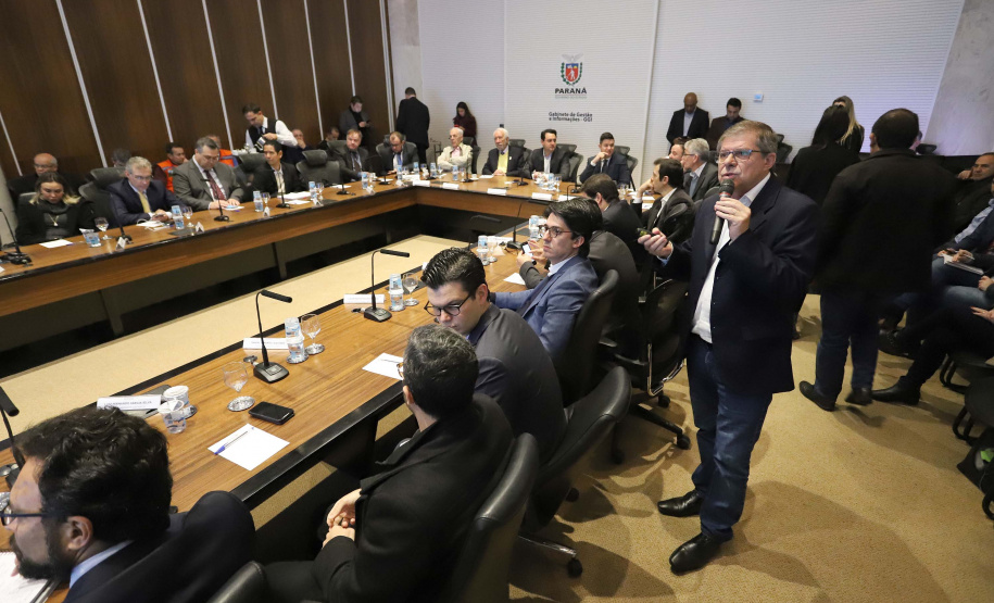 O governador Carlos Massa Ratinho Junior reunido com seu secretariado. N/F: presidente da Cohapar Jorge Calado, apresenta o projeto Viver Mais Parana.Curitiba, 03-09-19.Foto: Arnaldo Alves / ANPr.