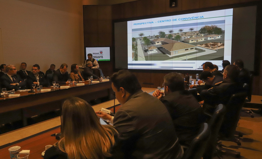 O governador Carlos Massa Ratinho Junior reunido com seu secretariado. N/F: presidente da Cohapar Jorge Calado, apresenta o projeto Viver Mais Parana.Curitiba, 03-09-19.Foto: Arnaldo Alves / ANPr.