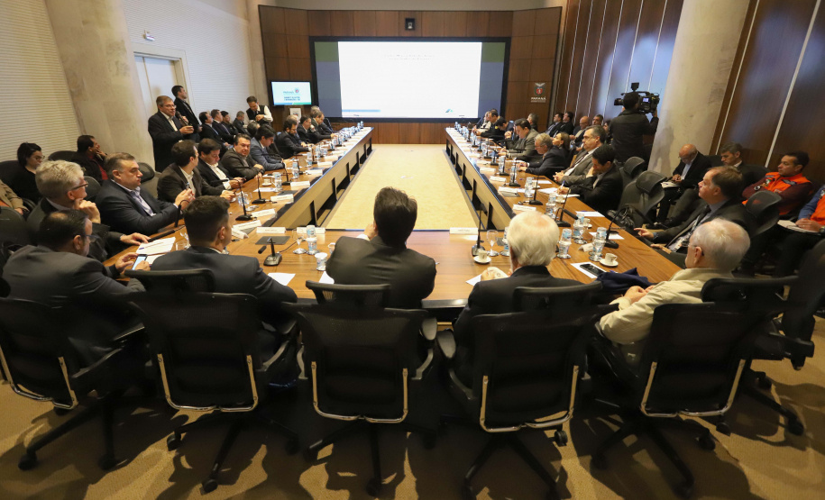 O governador Carlos Massa Ratinho Junior reunido com seu secretariado. N/F: presidente da Cohapar Jorge Calado, apresenta o projeto Viver Mais Parana.Curitiba, 03-09-19.Foto: Arnaldo Alves / ANPr.
