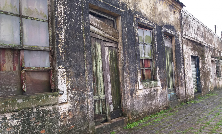 O Porto Barão do Teffé, em Antonina, no Litoral do Paraná, é cenário de uma das cenas do longa-metragem brasileiro Paixões Recorrentes no Atlântico Sul, da diretora Ana Carolina Teixeira Soares. O filme todo está sendo gravado no Litoral, nesta semana. Foto:Divulgação/Portos do Paraná