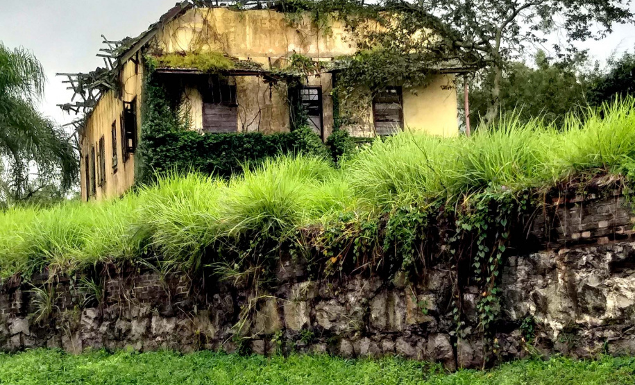 O Porto Barão do Teffé, em Antonina, no Litoral do Paraná, é cenário de uma das cenas do longa-metragem brasileiro Paixões Recorrentes no Atlântico Sul, da diretora Ana Carolina Teixeira Soares. O filme todo está sendo gravado no Litoral, nesta semana. Foto:Divulgação/Portos do Paraná