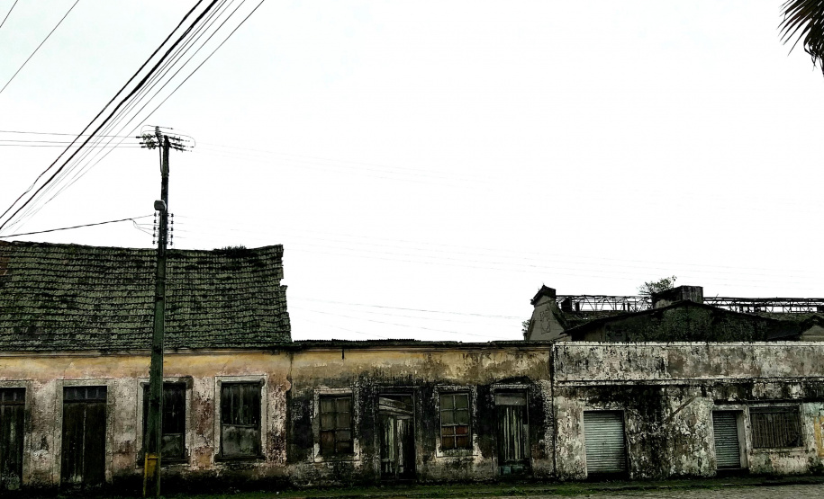 O Porto Barão do Teffé, em Antonina, no Litoral do Paraná, é cenário de uma das cenas do longa-metragem brasileiro Paixões Recorrentes no Atlântico Sul, da diretora Ana Carolina Teixeira Soares. O filme todo está sendo gravado no Litoral, nesta semana. Foto:Divulgação/Portos do Paraná