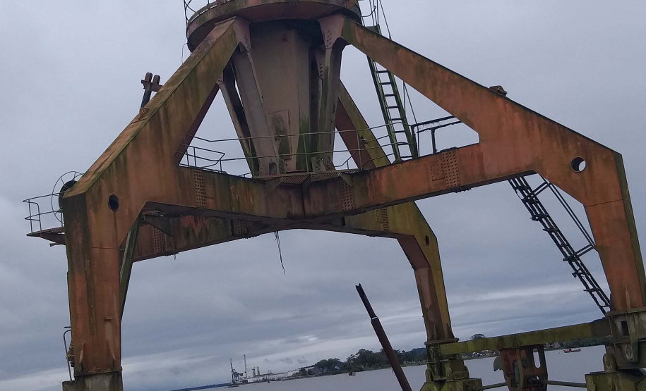 O Porto Barão do Teffé, em Antonina, no Litoral do Paraná, é cenário de uma das cenas do longa-metragem brasileiro Paixões Recorrentes no Atlântico Sul, da diretora Ana Carolina Teixeira Soares. O filme todo está sendo gravado no Litoral, nesta semana. Foto:Divulgação/Portos do Paraná