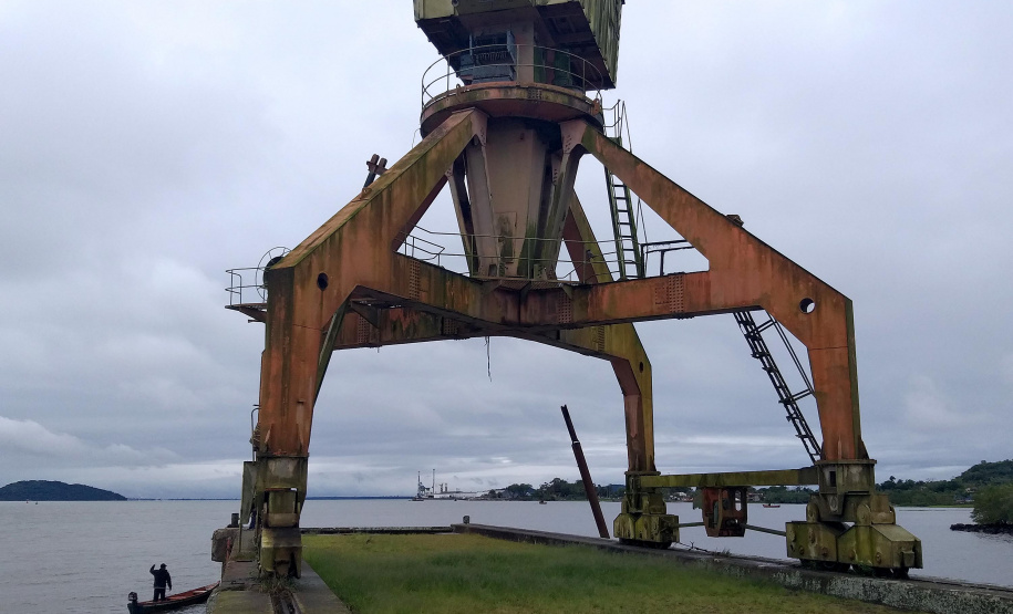 O Porto Barão do Teffé, em Antonina, no Litoral do Paraná, é cenário de uma das cenas do longa-metragem brasileiro Paixões Recorrentes no Atlântico Sul, da diretora Ana Carolina Teixeira Soares. O filme todo está sendo gravado no Litoral, nesta semana. Foto:Divulgação/Portos do Paraná