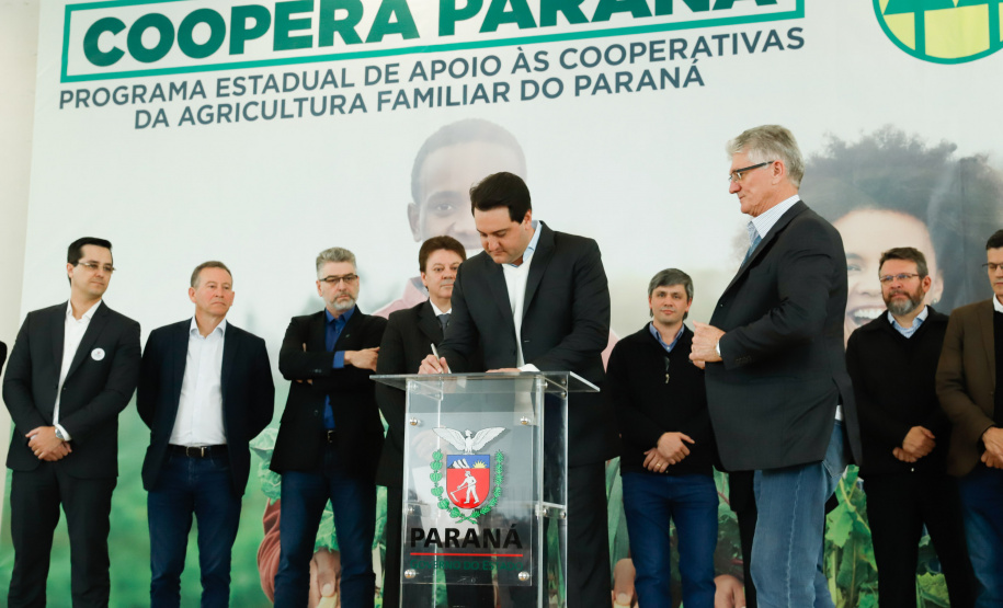 O governador Carlos Massa Ratinho Junior lançou nesta terça-feira (3), no Palácio Iguaçu, o Programa de Apoio ao Cooperativismo da Agricultura Familiar no Paraná - Coopera Paraná