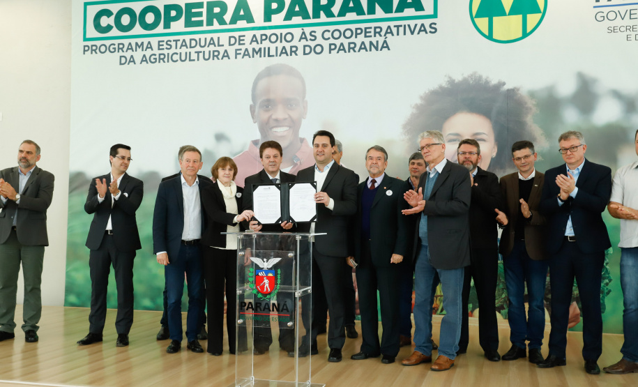 O governador Carlos Massa Ratinho Junior lançou nesta terça-feira (3), no Palácio Iguaçu, o Programa de Apoio ao Cooperativismo da Agricultura Familiar no Paraná - Coopera Paraná