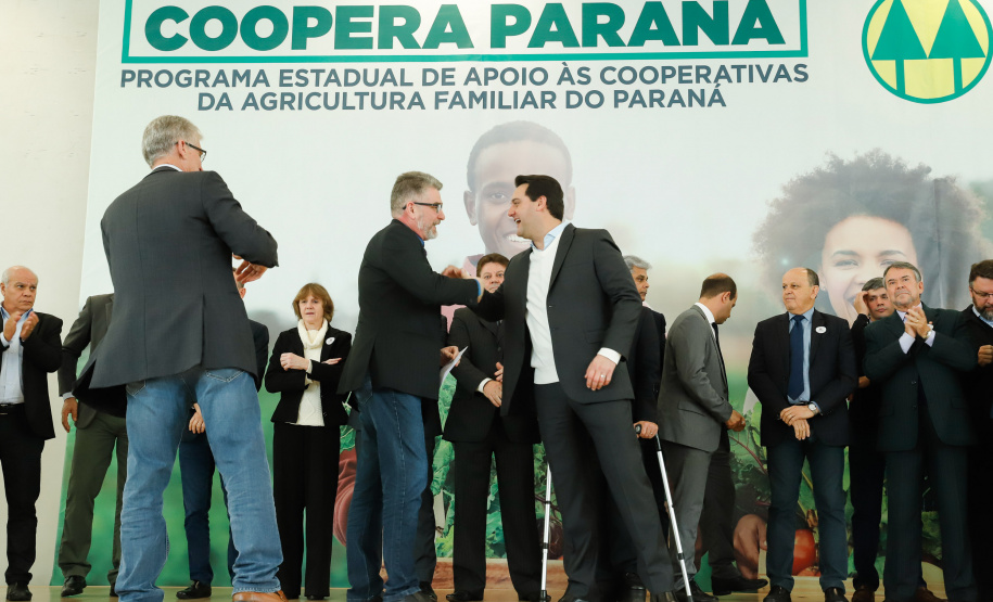 O governador Carlos Massa Ratinho Junior lançou nesta terça-feira (3), no Palácio Iguaçu, o Programa de Apoio ao Cooperativismo da Agricultura Familiar no Paraná - Coopera Paraná