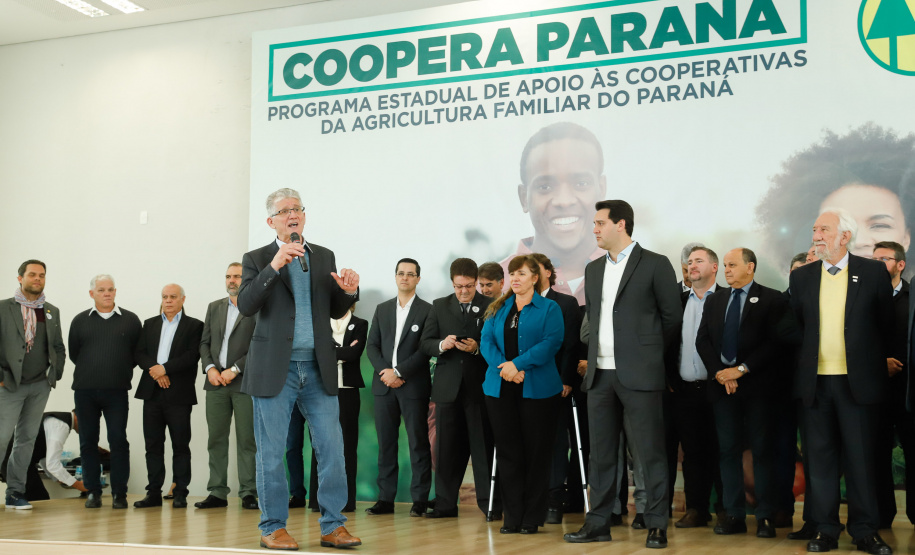 O governador Carlos Massa Ratinho Junior lançou nesta terça-feira (3), no Palácio Iguaçu, o Programa de Apoio ao Cooperativismo da Agricultura Familiar no Paraná - Coopera Paraná