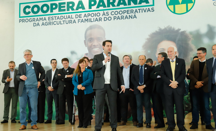 O governador Carlos Massa Ratinho Junior lançou nesta terça-feira (3), no Palácio Iguaçu, o Programa de Apoio ao Cooperativismo da Agricultura Familiar no Paraná - Coopera Paraná