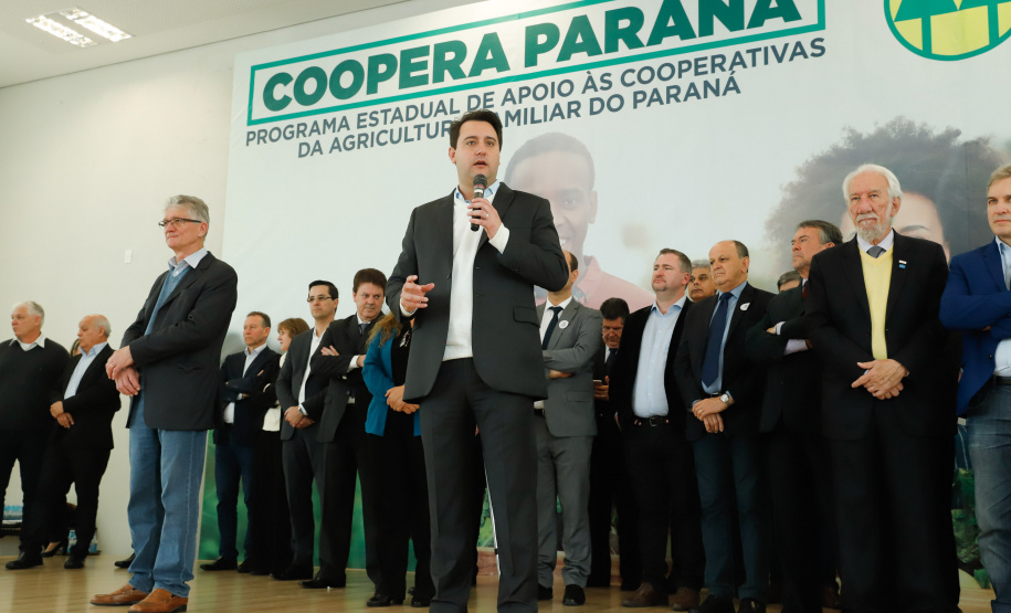 O governador Carlos Massa Ratinho Junior lançou nesta terça-feira (3), no Palácio Iguaçu, o Programa de Apoio ao Cooperativismo da Agricultura Familiar no Paraná - Coopera Paraná