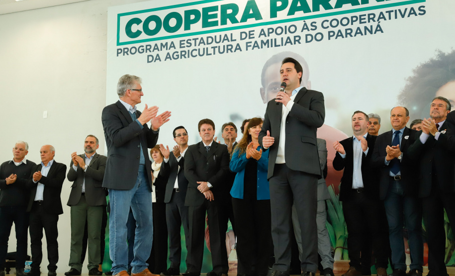 O governador Carlos Massa Ratinho Junior lançou nesta terça-feira (3), no Palácio Iguaçu, o Programa de Apoio ao Cooperativismo da Agricultura Familiar no Paraná - Coopera Paraná