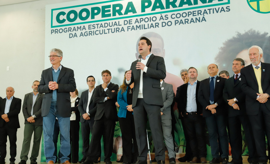 O governador Carlos Massa Ratinho Junior lançou nesta terça-feira (3), no Palácio Iguaçu, o Programa de Apoio ao Cooperativismo da Agricultura Familiar no Paraná - Coopera Paraná
