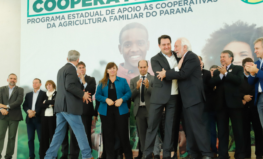 O governador Carlos Massa Ratinho Junior lançou nesta terça-feira (3), no Palácio Iguaçu, o Programa de Apoio ao Cooperativismo da Agricultura Familiar no Paraná - Coopera Paraná