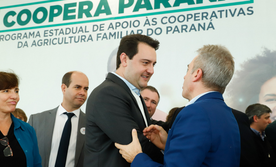 O governador Carlos Massa Ratinho Junior lançou nesta terça-feira (3), no Palácio Iguaçu, o Programa de Apoio ao Cooperativismo da Agricultura Familiar no Paraná - Coopera Paraná