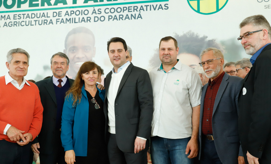O governador Carlos Massa Ratinho Junior lançou nesta terça-feira (3), no Palácio Iguaçu, o Programa de Apoio ao Cooperativismo da Agricultura Familiar no Paraná - Coopera Paraná