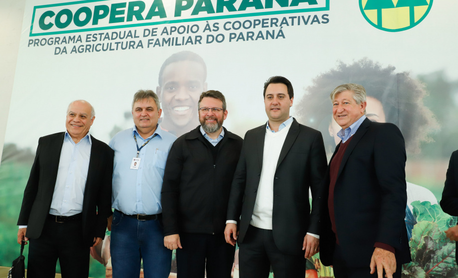 O governador Carlos Massa Ratinho Junior lançou nesta terça-feira (3), no Palácio Iguaçu, o Programa de Apoio ao Cooperativismo da Agricultura Familiar no Paraná - Coopera Paraná