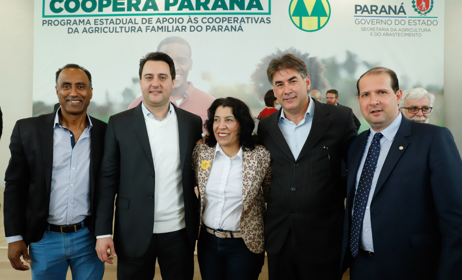 O governador Carlos Massa Ratinho Junior lançou nesta terça-feira (3), no Palácio Iguaçu, o Programa de Apoio ao Cooperativismo da Agricultura Familiar no Paraná - Coopera Paraná