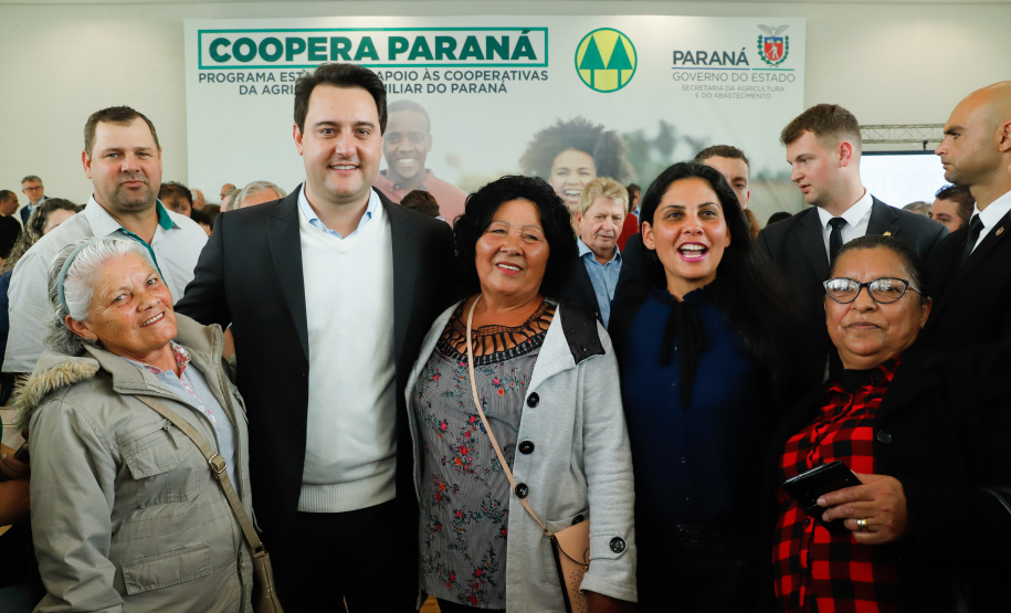 O governador Carlos Massa Ratinho Junior lançou nesta terça-feira (3), no Palácio Iguaçu, o Programa de Apoio ao Cooperativismo da Agricultura Familiar no Paraná - Coopera Paraná