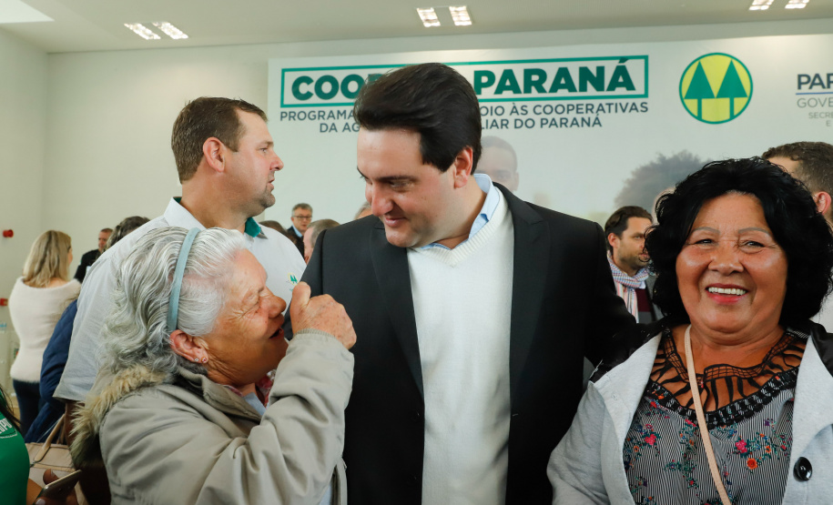 O governador Carlos Massa Ratinho Junior lançou nesta terça-feira (3), no Palácio Iguaçu, o Programa de Apoio ao Cooperativismo da Agricultura Familiar no Paraná - Coopera Paraná
