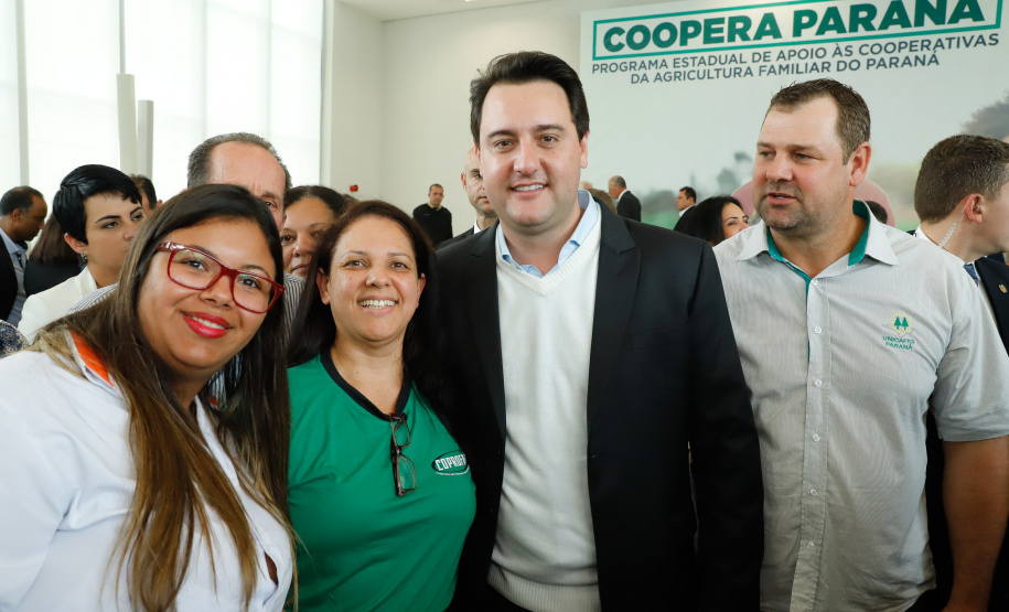 O governador Carlos Massa Ratinho Junior lançou nesta terça-feira (3), no Palácio Iguaçu, o Programa de Apoio ao Cooperativismo da Agricultura Familiar no Paraná - Coopera Paraná