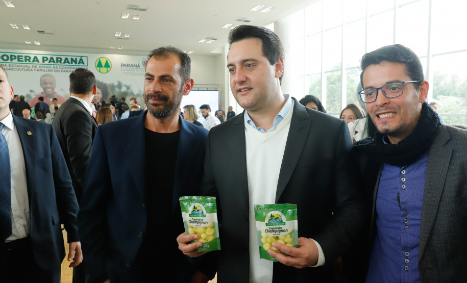 O governador Carlos Massa Ratinho Junior lançou nesta terça-feira (3), no Palácio Iguaçu, o Programa de Apoio ao Cooperativismo da Agricultura Familiar no Paraná - Coopera Paraná