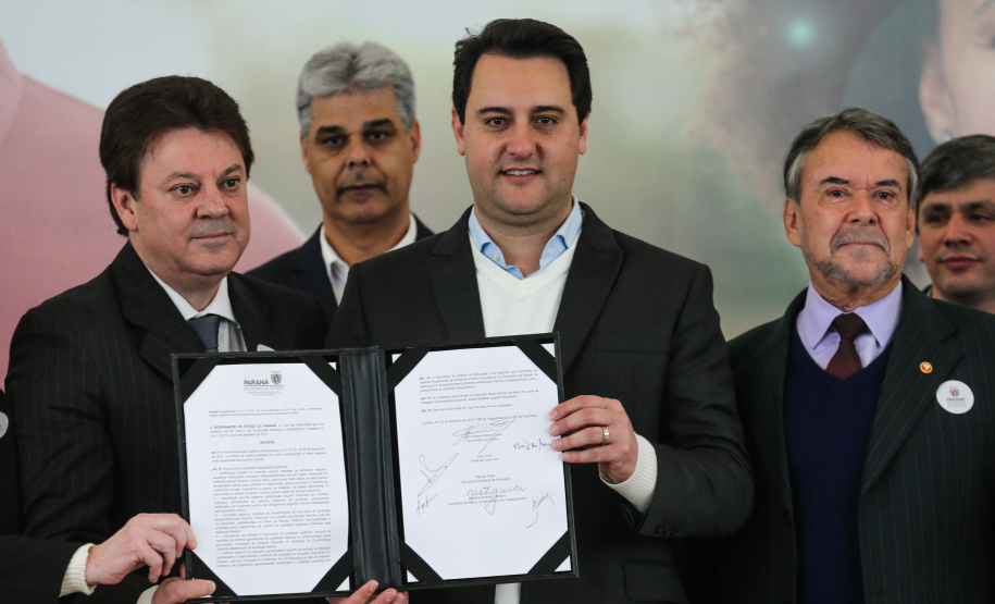 O governador Carlos Massa Ratinho Junior assinou nesta terça-feira (3) decreto regulamentando a Lei 16.751/10, que institui a alimentação escolar orgânica em todo o sistema estadual de ensino do Paraná. O objetivo é incluir alimentos orgânicos gradualmente na alimentação dos alunos das mais de 2 mil escolas estaduais, até chegar a 100% da merenda em 2030. Parte da produção virá da agricultura familiar. 03/09/2019 - Foto: Geraldo Bubniak/AEN