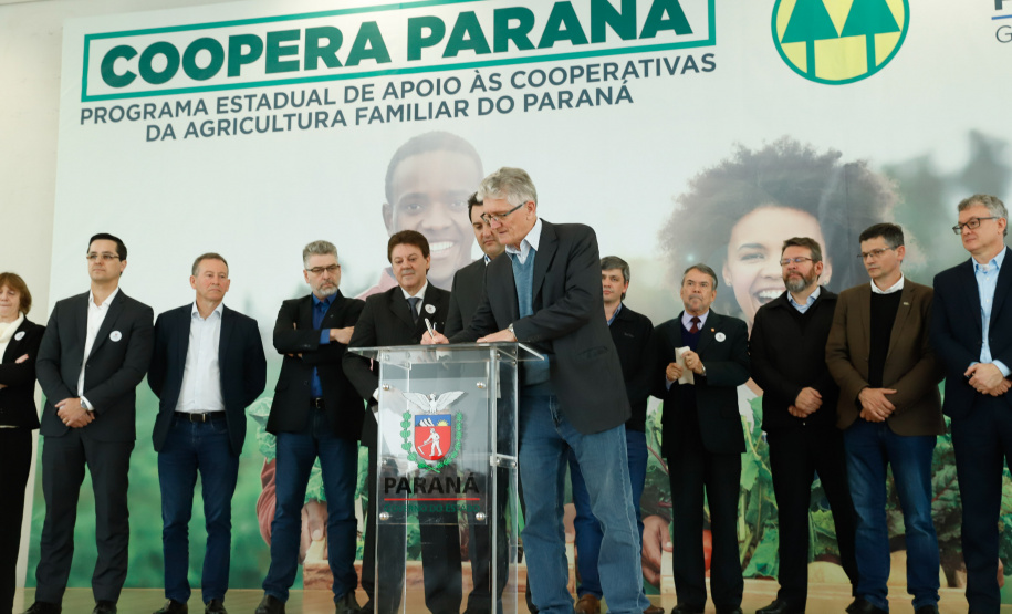 O governador Carlos Massa Ratinho Junior assinou nesta terça-feira (3) decreto regulamentando a Lei 16.751/10, que institui a alimentação escolar orgânica em todo o sistema estadual de ensino do Paraná. O objetivo é incluir alimentos orgânicos gradualmente na alimentação dos alunos das mais de 2 mil escolas estaduais, até chegar a 100% da merenda em 2030. Parte da produção virá da agricultura familiar.