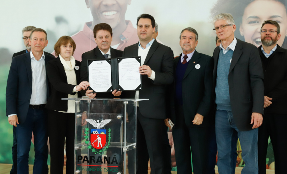 O governador Carlos Massa Ratinho Junior assinou nesta terça-feira (3) decreto regulamentando a Lei 16.751/10, que institui a alimentação escolar orgânica em todo o sistema estadual de ensino do Paraná. O objetivo é incluir alimentos orgânicos gradualmente na alimentação dos alunos das mais de 2 mil escolas estaduais, até chegar a 100% da merenda em 2030. Parte da produção virá da agricultura familiar.