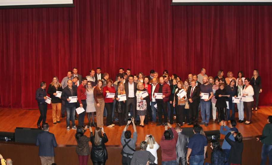 Prorrogação do mandato dos diretores por mais um ano, internet de 20 Mega para todas as escolas da Rede Estadual de Ensino do Paraná e verba extra para os centros de educação comprarem livros de literatura e material esportivo. As medidas foram anunciadas pelo governador Carlos Massa Ratinho Junior durante o II Encontro de Diretores, nesta terça-feira (03), no Teatro Positivo, em Curitiba. Foto: Gilson Abreu/AEN