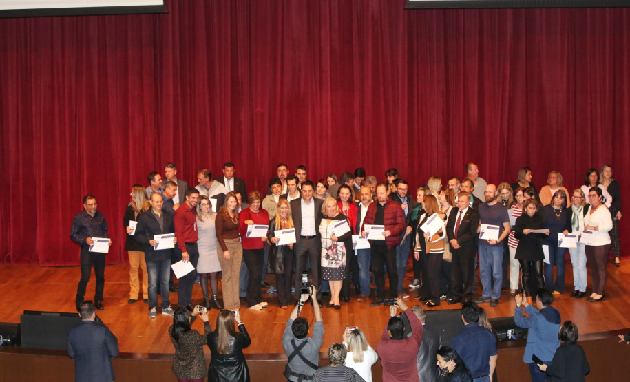 Prorrogação do mandato dos diretores por mais um ano, internet de 20 Mega para todas as escolas da Rede Estadual de Ensino do Paraná e verba extra para os centros de educação comprarem livros de literatura e material esportivo. As medidas foram anunciadas pelo governador Carlos Massa Ratinho Junior durante o II Encontro de Diretores, nesta terça-feira (03), no Teatro Positivo, em Curitiba. Foto: Gilson Abreu/AEN