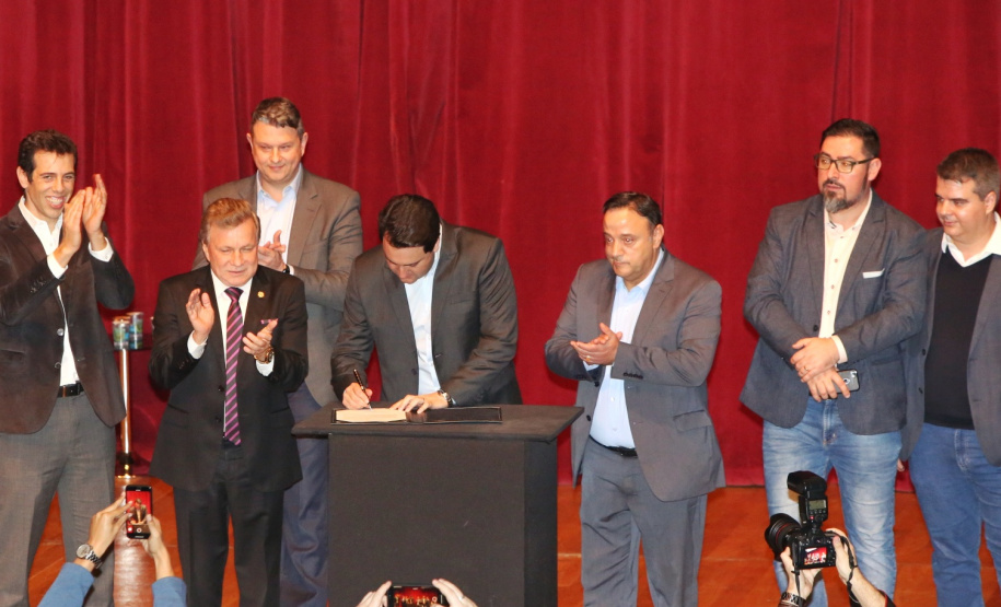 Prorrogação do mandato dos diretores por mais um ano, internet de 20 Mega para todas as escolas da Rede Estadual de Ensino do Paraná e verba extra para os centros de educação comprarem livros de literatura e material esportivo. As medidas foram anunciadas pelo governador Carlos Massa Ratinho Junior durante o II Encontro de Diretores, nesta terça-feira (03), no Teatro Positivo, em Curitiba. Foto: Gilson Abreu/AEN