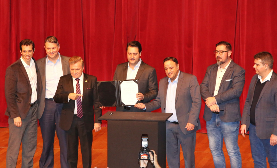 Prorrogação do mandato dos diretores por mais um ano, internet de 20 Mega para todas as escolas da Rede Estadual de Ensino do Paraná e verba extra para os centros de educação comprarem livros de literatura e material esportivo. As medidas foram anunciadas pelo governador Carlos Massa Ratinho Junior durante o II Encontro de Diretores, nesta terça-feira (03), no Teatro Positivo, em Curitiba. Foto: Gilson Abreu/AEN