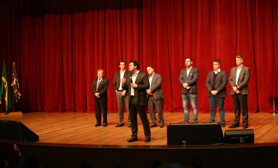 Prorrogação do mandato dos diretores por mais um ano, internet de 20 Mega para todas as escolas da Rede Estadual de Ensino do Paraná e verba extra para os centros de educação comprarem livros de literatura e material esportivo. As medidas foram anunciadas pelo governador Carlos Massa Ratinho Junior durante o II Encontro de Diretores, nesta terça-feira (03), no Teatro Positivo, em Curitiba. Foto: Gilson Abreu/AEN