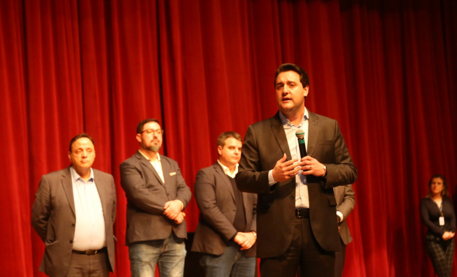 Prorrogação do mandato dos diretores por mais um ano, internet de 20 Mega para todas as escolas da Rede Estadual de Ensino do Paraná e verba extra para os centros de educação comprarem livros de literatura e material esportivo. As medidas foram anunciadas pelo governador Carlos Massa Ratinho Junior durante o II Encontro de Diretores, nesta terça-feira (03), no Teatro Positivo, em Curitiba. Foto: Gilson Abreu/AEN