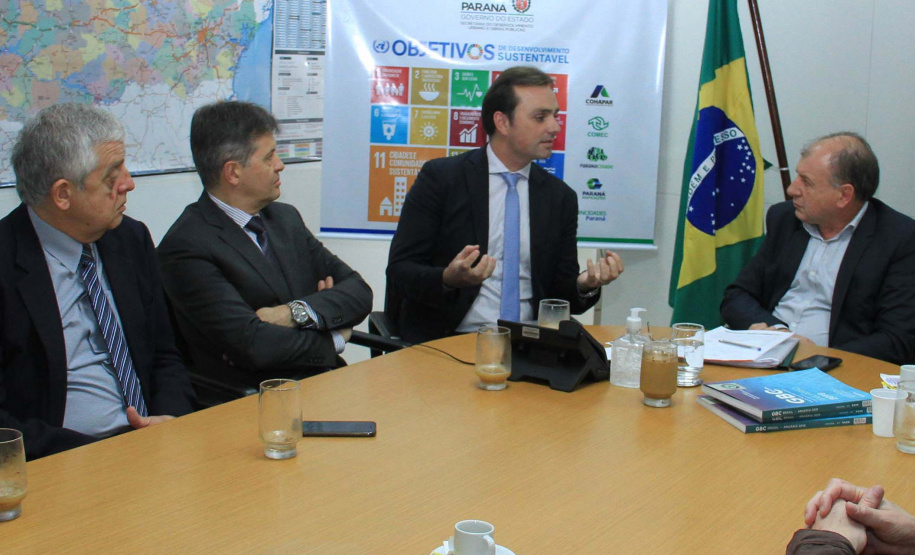 O Governo do Estado deu início nesta terça-feira (03) a mais um projeto inovador. O secretário do Desenvolvimento Urbano e de Obras Pública, João Carlos Ortega, assinou Memorando de Entendimento entre o Paranacidade, o Green Building Council Brasil (GBC BR) e a Fomento Paraná  para transformar as escolas municipais de todo o Estado em geradoras de energia elétrica fotovoltaica e qualificá-las para alcançar a condição de consumo zero de energia de origem externa. Foto: Divulgação/SEDU