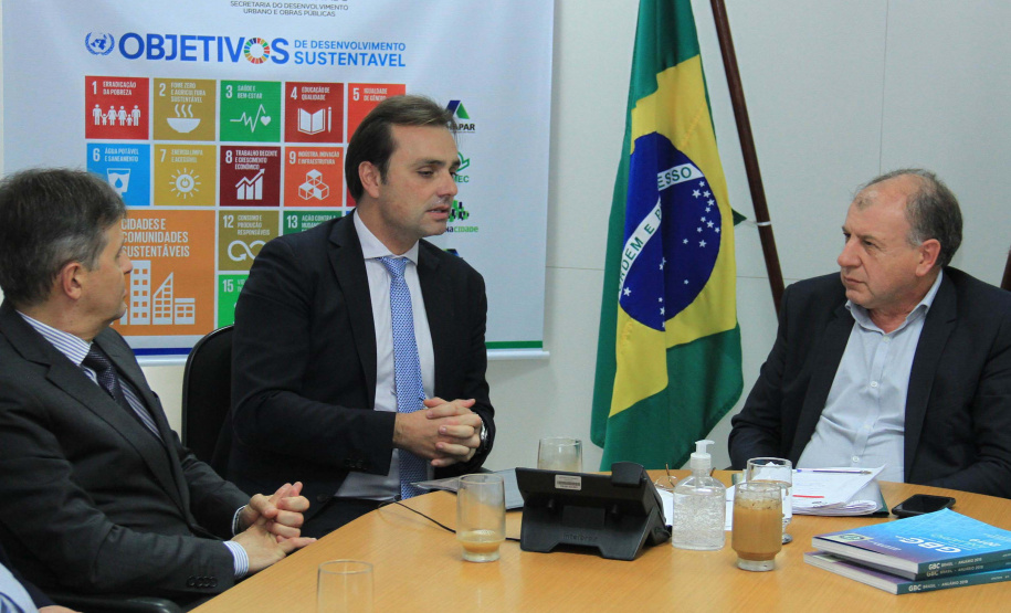 O Governo do Estado deu início nesta terça-feira (03) a mais um projeto inovador. O secretário do Desenvolvimento Urbano e de Obras Pública, João Carlos Ortega, assinou Memorando de Entendimento entre o Paranacidade, o Green Building Council Brasil (GBC BR) e a Fomento Paraná  para transformar as escolas municipais de todo o Estado em geradoras de energia elétrica fotovoltaica e qualificá-las para alcançar a condição de consumo zero de energia de origem externa. Foto: Divulgação/SEDU