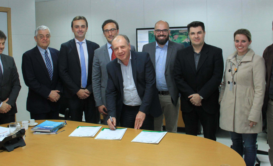 O Governo do Estado deu início nesta terça-feira (03) a mais um projeto inovador. O secretário do Desenvolvimento Urbano e de Obras Pública, João Carlos Ortega, assinou Memorando de Entendimento entre o Paranacidade, o Green Building Council Brasil (GBC BR) e a Fomento Paraná  para transformar as escolas municipais de todo o Estado em geradoras de energia elétrica fotovoltaica e qualificá-las para alcançar a condição de consumo zero de energia de origem externa. Foto: Divulgação/SEDU