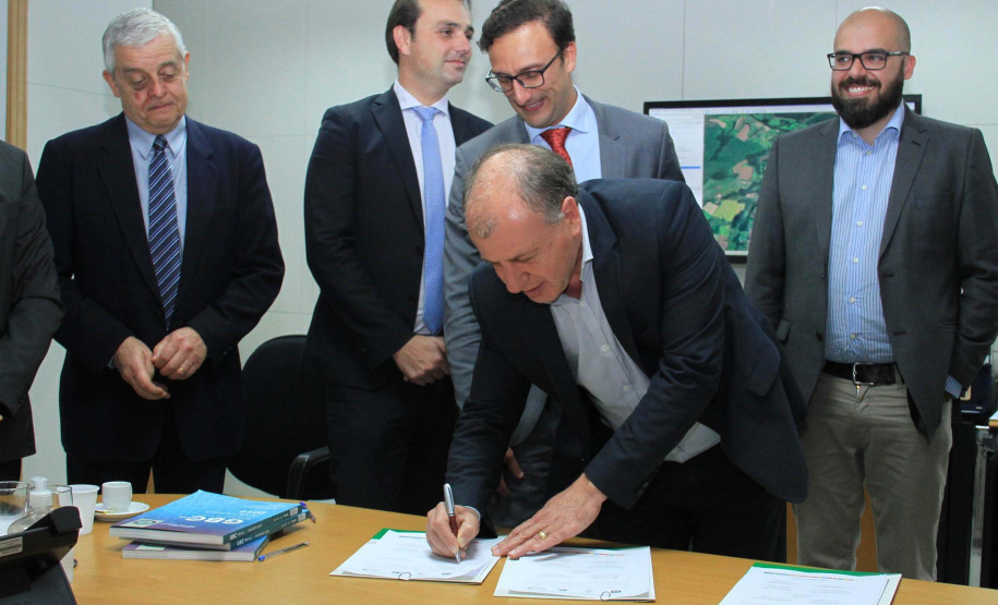 O Governo do Estado deu início nesta terça-feira (03) a mais um projeto inovador. O secretário do Desenvolvimento Urbano e de Obras Pública, João Carlos Ortega, assinou Memorando de Entendimento entre o Paranacidade, o Green Building Council Brasil (GBC BR) e a Fomento Paraná  para transformar as escolas municipais de todo o Estado em geradoras de energia elétrica fotovoltaica e qualificá-las para alcançar a condição de consumo zero de energia de origem externa. Foto: Divulgação/SEDU